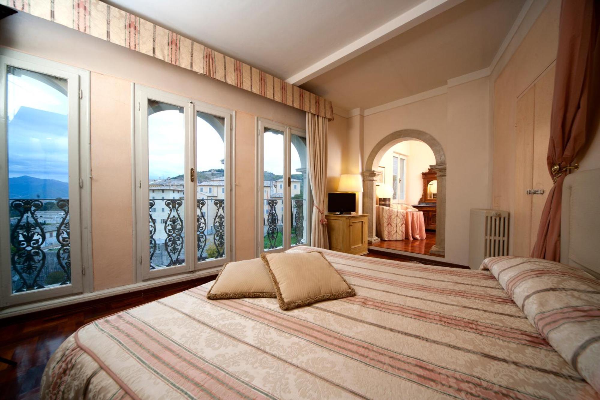 Palazzo Dragoni Hotel Spoleto Exterior photo